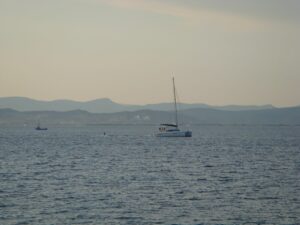 En pleine mer avec vue sur un voilier