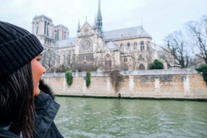 Jeune femme devant Notre-Dame-de-Paris en hiver