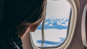 femme dans un avion