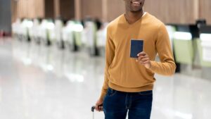 homme dans un aéroport