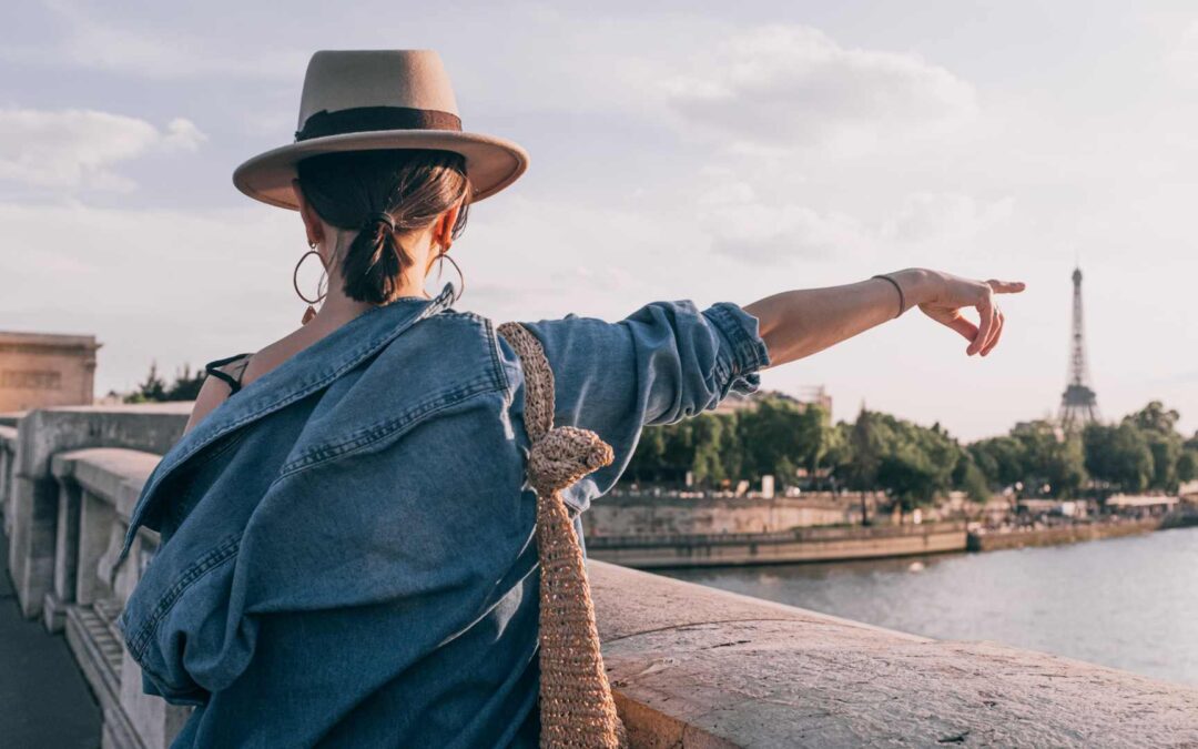 Intégrer des éléments culturels dans la mode de voyage.