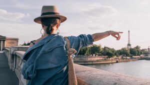 femme en voyage à Paris