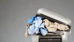 Valise pleine de vêtement