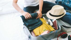 Valise pleine de vêtement