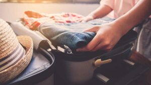 Valise pleine de vêtement