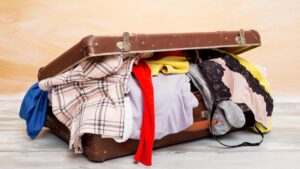Valise pleine de vêtement