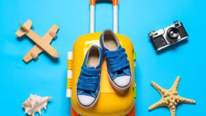 petite valise pour enfant avec des petites chaussures
