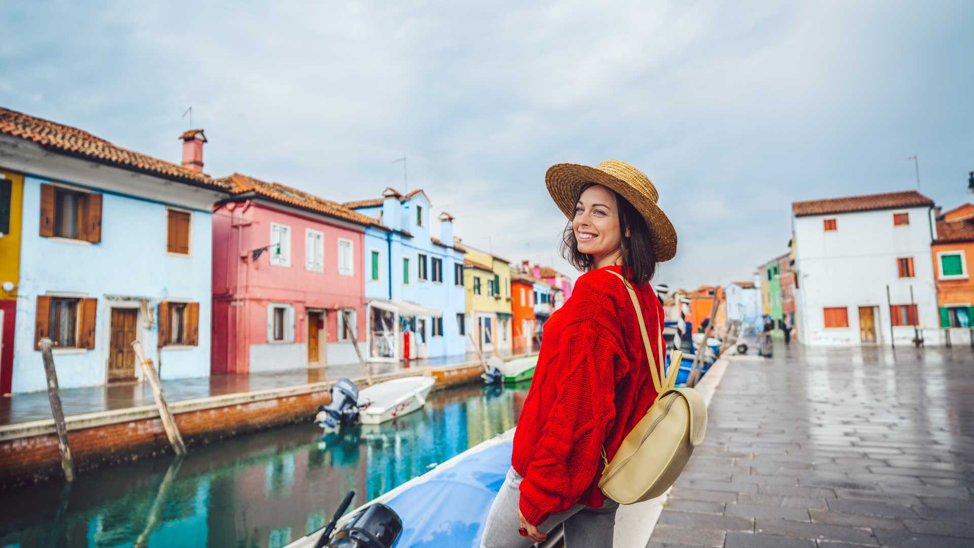 femme bien habillé en voyage