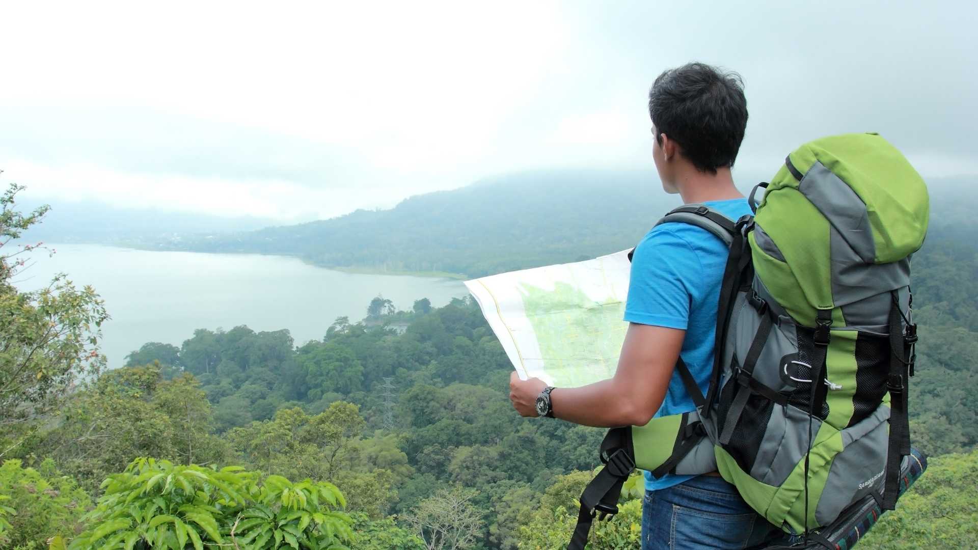 jeune homme en voyage