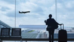 jeune femme à l'aéroport