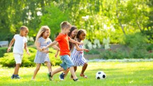 enfant qui joue au foot